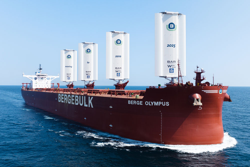 »Berge Olympus« mit Segeln an Bord