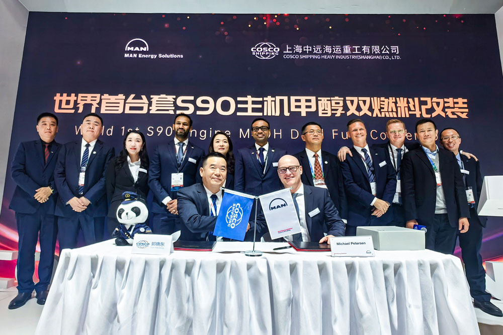 Contract signing at Marintec Shanghai: (front left) Xiaodong Guo, Managing Director of Cosco Heavy Industry Shanghai and (front right) Michael Petersen, Senior Vice President and Head of PrimeServ Denmark © MAN Energy Solutions