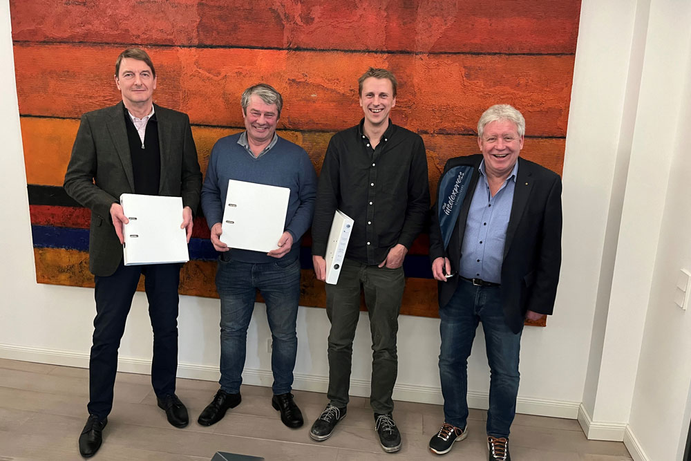 Unterzeichneten den Vertrag in Norddeich (v.l.): Fred Meyer (Geschäftsführung Cassen-Tours), Albert und Dirk Keizer (beide Geschäftsführung NG Shipyards) und Rolf Harms (Geschäftsführung Cassen-Tours) 