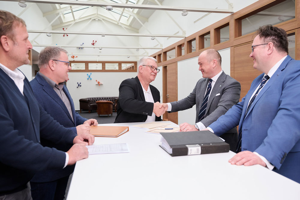 (from left): Tommy Sjöberg (Technical Manager Sauer Compressors Nordics), Anders Jacobi (Head of Hydraulics Sauer Compressors Nordics), Mats Söder (CEO Sauer Compressors Nordics), Hendrik Murmann (CEO Sauer Compressors Group) and Dirk Slottke (CSO Sauer Compressors Group) continue their cooperation under the umbrella of the Sauer Compressors Group