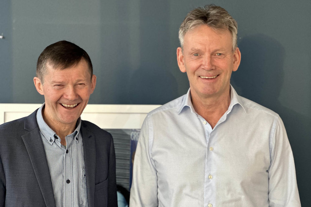(li.) Dag H. Stølan (CEO bei Space Norway) mit Morten Tengs (CEO Telenor Satellite)