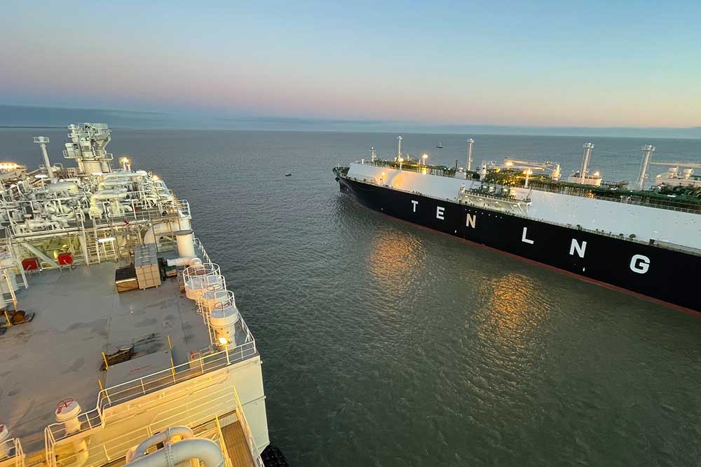 Tsakos, LNG, tanker, Wilhelmshaven, pipeline