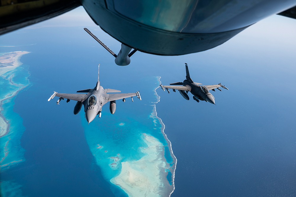 US Air Force F16 fighter jets over the Red Sea, symbolic image