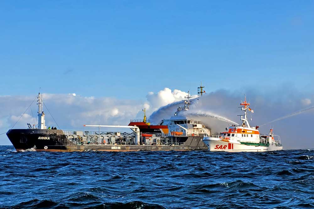 Tanker, Annika, sea rescuer, DGzRS, fire, blaze