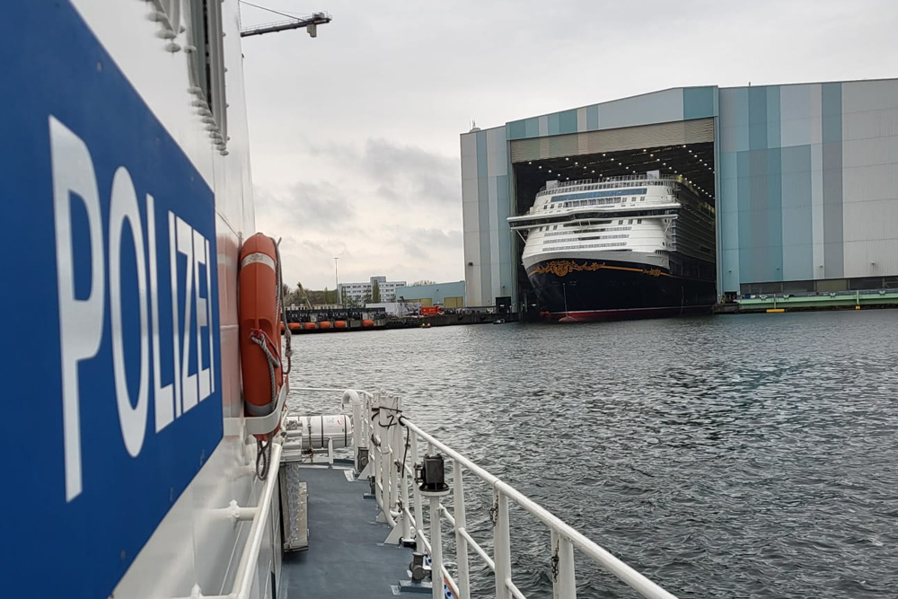"Disney Adventure" successfully undocked in Wismar 1 Disney Adventure, Wismar, Meyer, Disney, Polizei
