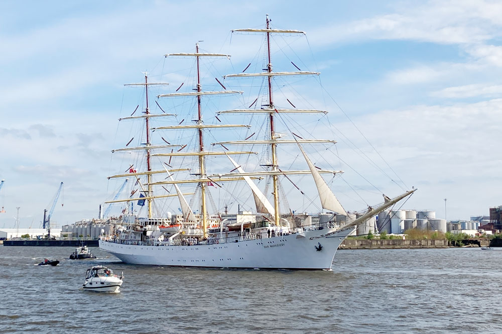 Poland turns on the maritime turbo 1 "Dar Młodzieży"