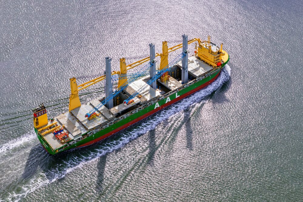 Fully assembled: AAL ships harbor cranes to America 1 AAL, AAL Hamburg, Hafenkrane, Konecranes
