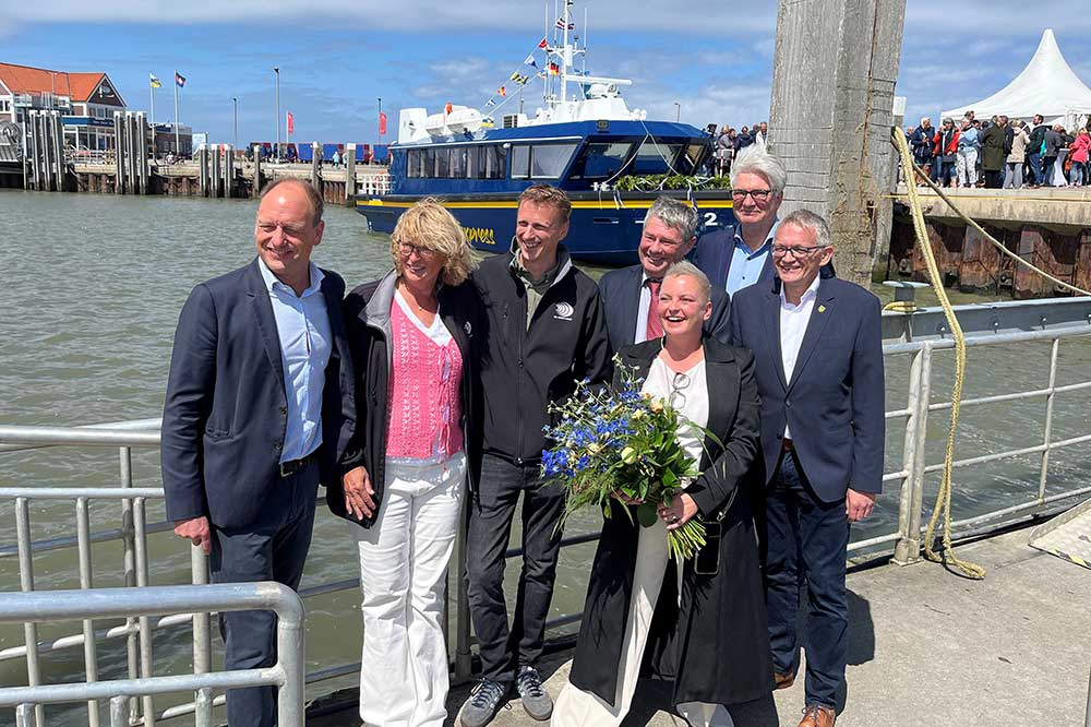 Accompanying the christening of the "Inselexpress 2" (from left to right): Shipping company board member Carl-Ulfert Stegmann, Lina Keizer, Dirk Keizer and Albert Keizer from NG Shipyards, godmother Tina Bolte, Mayor Dr. Tjark Goerges and District Administrator Olaf Meinen.
