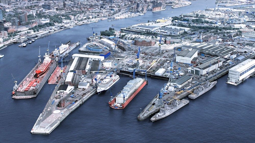 NVL: Aerial view of the shipyard in Hamburg-Steinwerder with several large docks, ships under construction or under repair as well as hall and workshop buildings on the shore