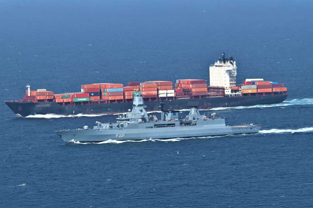 Frigate "Hessen" accompanies a merchant ship