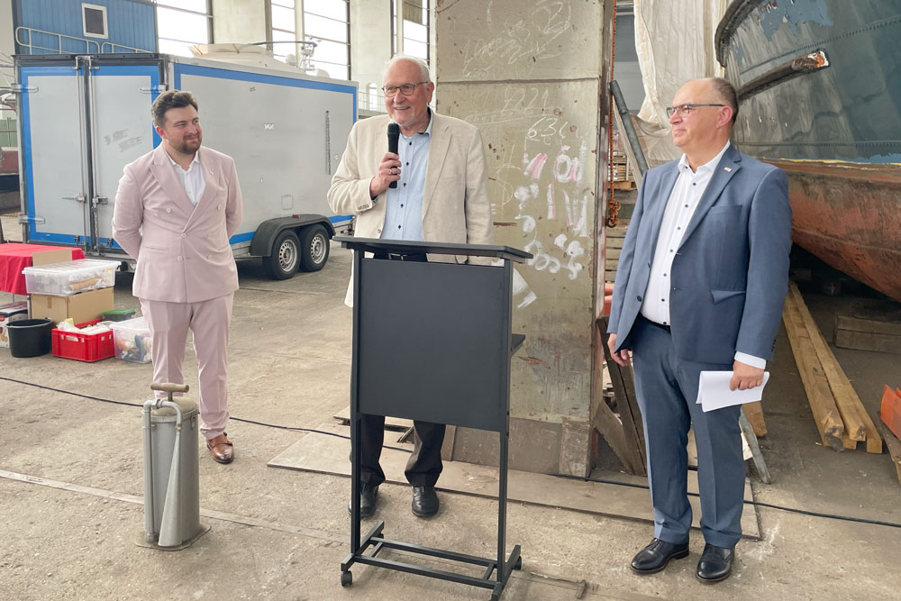 Franz Hitzler (Mitte) übergab die Werft in die Hände von Kai (links) und Marek Klimenko (rechts) 