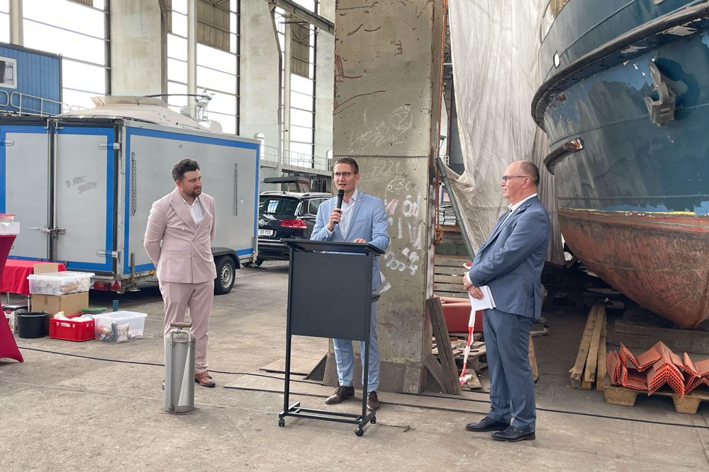Lauenburgs Bürgermeister Thorben Brackmann gratulierte persönlich der Werft, die zu den wichtigsten Arbeitgebern der Stadt zählt © Wroblewski