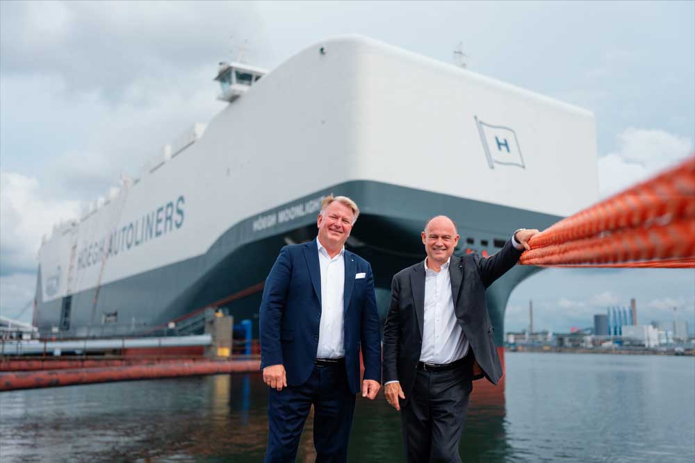 Sebjørn Dahl (l.), COO, and Andreas Enger, CEO of Höegh Autoliners from the "Höegh Moonlight" in Gothenburg
