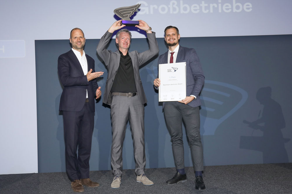 Bachmann Managing Director Bernhard Zangerl (center) accepted the award from Marco Tittler (l.), State Economic Councillor, and Nathaniel Heinritz, KSV1870 Branch Manager Feldkirch (r.)
