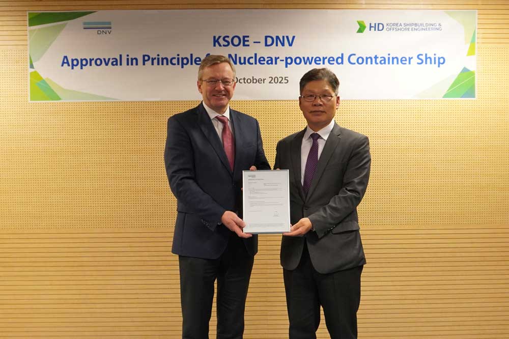 Geir Dugstad, Technical Director at DNV (l.) hands over the AiP to Sungkon Ha, Vice President of HD KSOE