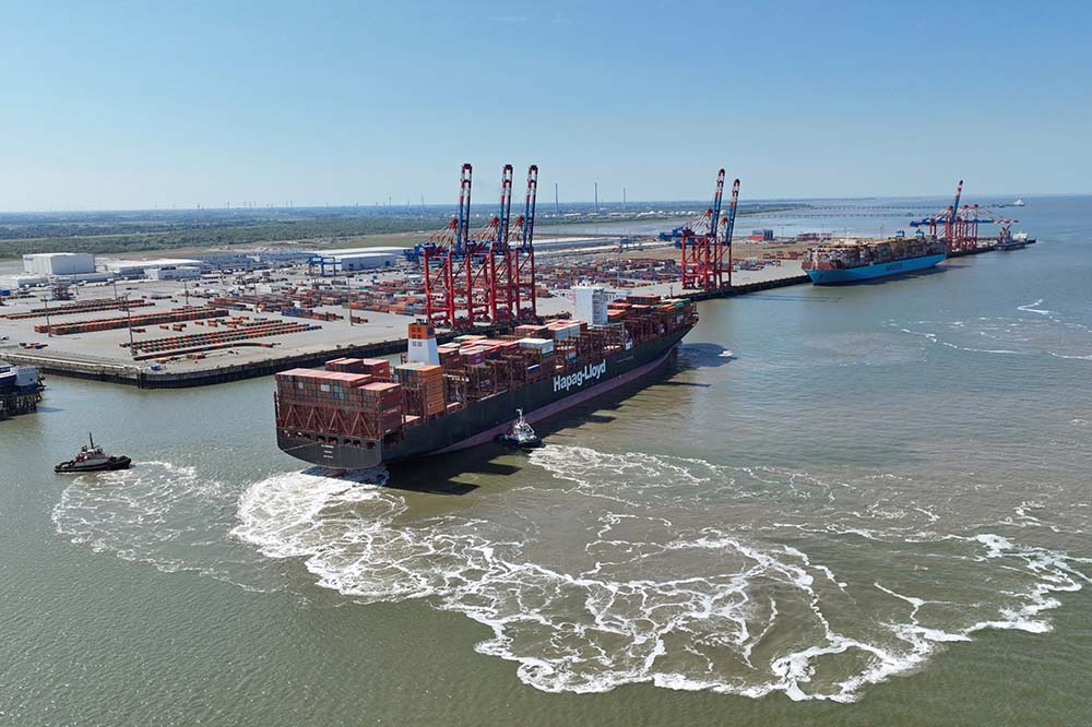 Jade-Weser-Port, services, THE Alliance, Hapag-Lloyd Al Zubara container ship in Wilhelmshaven at CTW, Maersk, Lower Saxony, ports