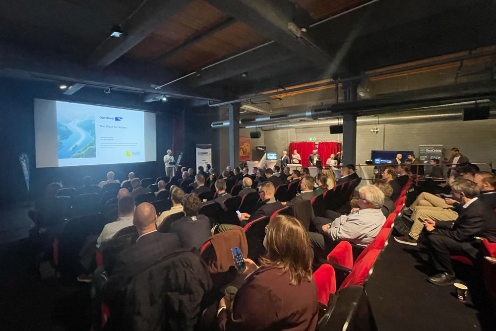 More than 100 representatives of the AIS industry took part in the summit