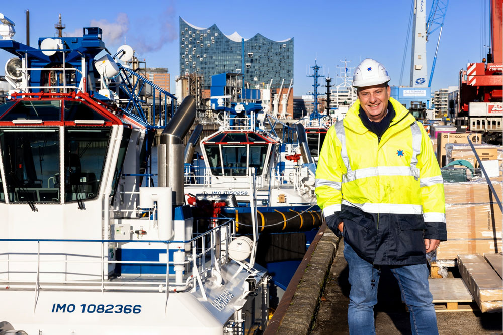 Three in one go - new tugs for Fairplay 2 Andree Hessling, Associate Head of Marine Asset Management Newbuild & Innovation bei Fairplay, nahm die “schwere Ladung” in Hamburg entgegen