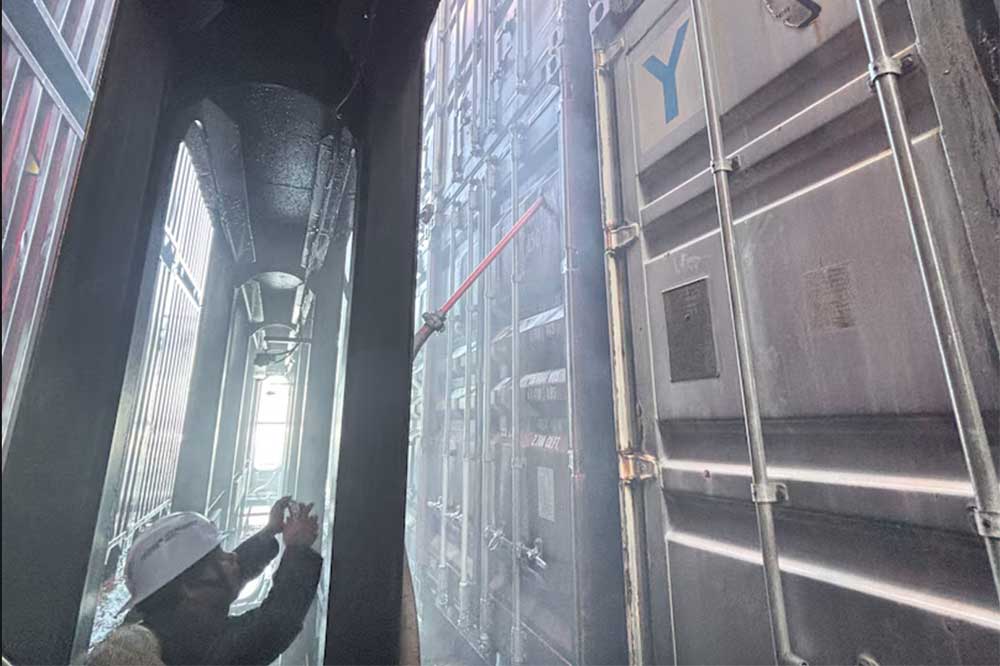 Salvage work on the "ONE Henry Hudson" continues after the fire broke out in the port of Los Angeles (© US Coast Guard)