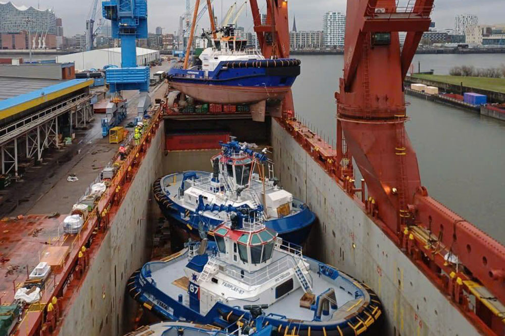 Three in one go - new tugs for Fairplay 1 Im Bauch der Schwergutschiffes "UHL Finesse" kamen die Schlepper nach Hamburg