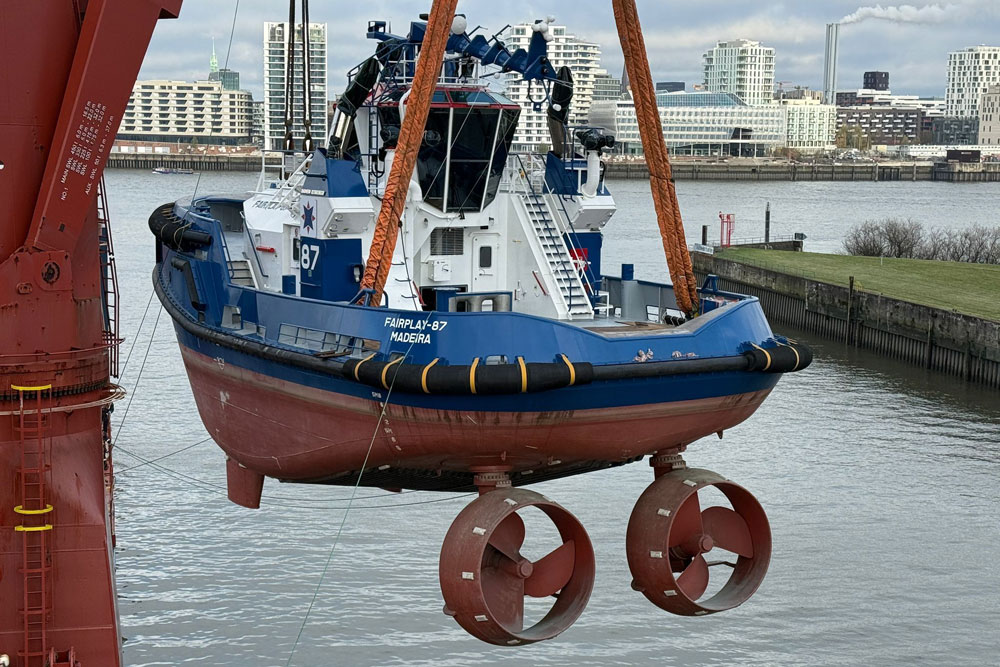 Three in one go - new tugs for Fairplay 3 "Fairplay 87" bevor er seinem Element übergeben wird