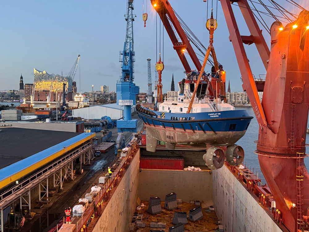 The "Fairplay 98" tugboat has a bollard pull