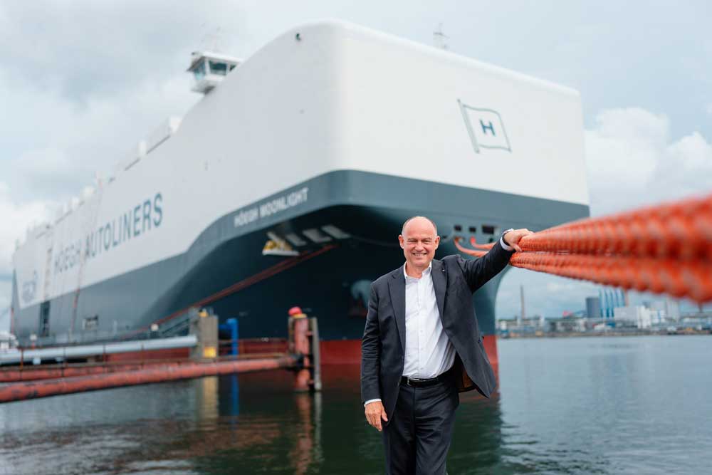 Andreas Enger, CEO of Höegh Autoliners, in front of the "Höegh Moonlight"