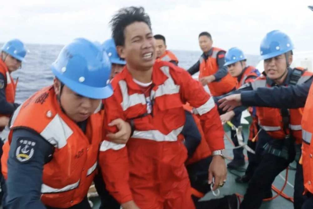 Rescued seamen of the "Devon Bay"