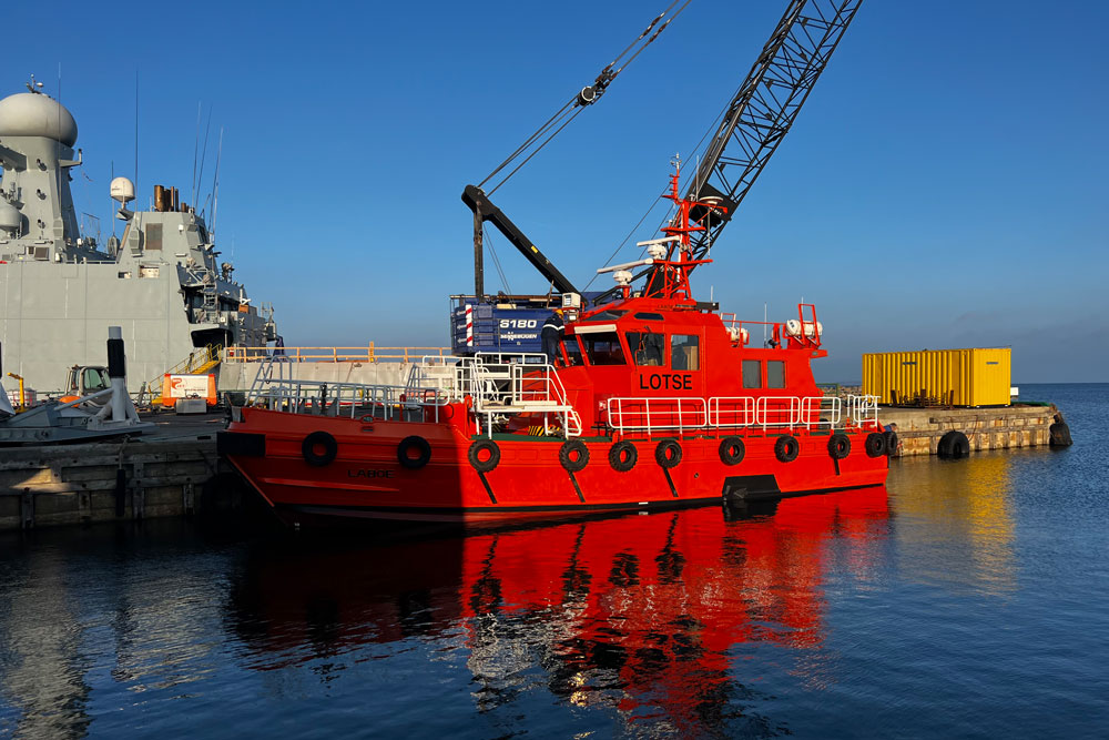 The scope of the contract included the maintenance of the pilot vessel "Laboe"