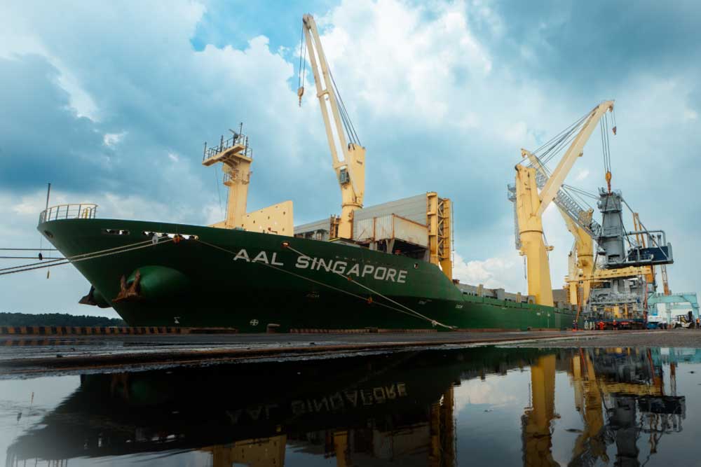 Heavy-lift carrier "AAL Singapore"