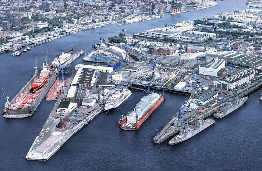 NVL: Aerial view of the shipyard in Hamburg-Steinwerder with several large docks, ships under construction or under repair as well as hall and workshop buildings on the shore