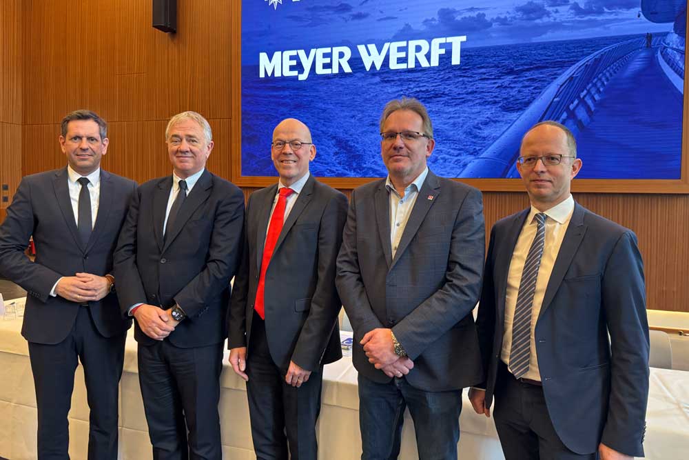 Pierfrancesco Vago, Chairman of the Supervisory Board of MSC Cruises (2nd from left) was received in Papenburg by representatives of Meyer Werft and CEO Bernd Eikens (3rd from left) as well as the federal and state governments of Lower Saxony