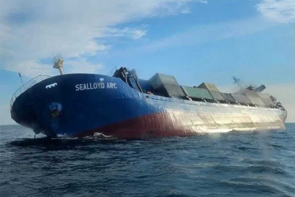 Sinking container ship "Sealloyd Arc"