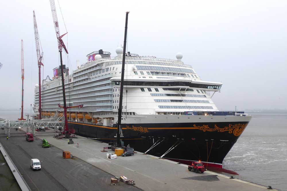 „Disney Adventure“ an der Columbuskaje in Bremerhaven