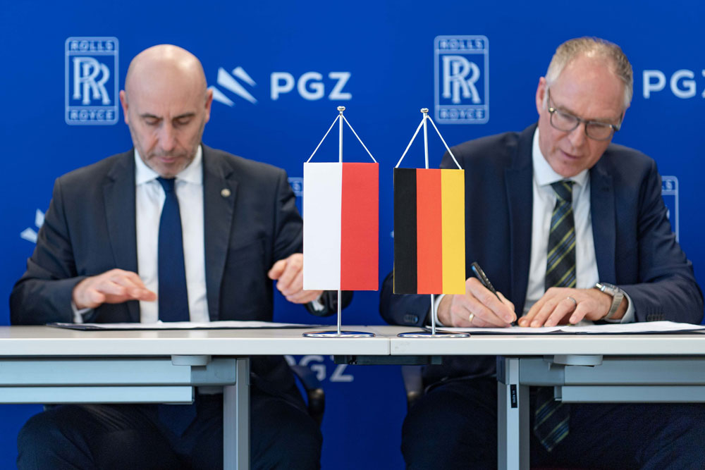 Arkadiusz Bąk, Deputy Chairman of the Management Board of PGZ Andreas Görtz, President Business Unit Mobile & Sustainable at Rolls-Royce Power System, sign the MoU