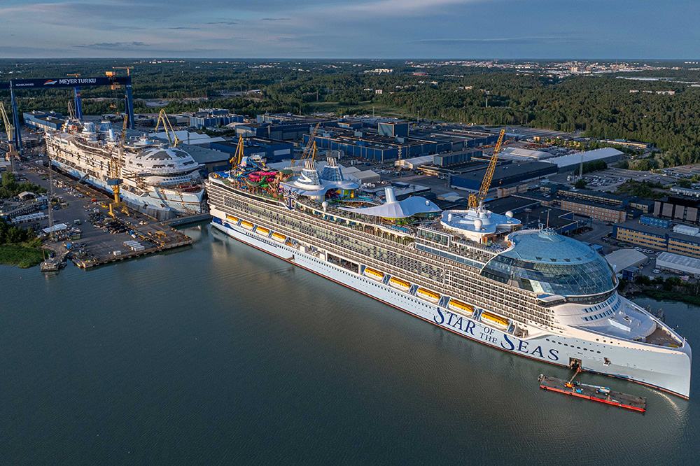 Royal Caribbean, "Star of the Seas" next to its as yet unnamed sister at Meyer Turku in Finland, cruise ship, Meyer Werft