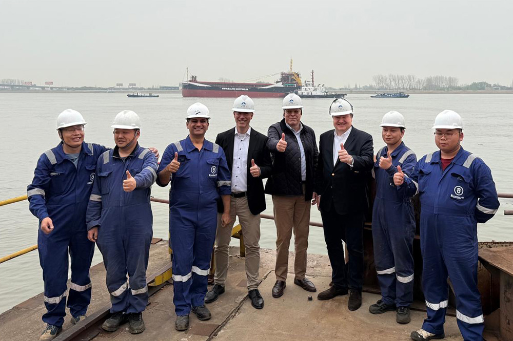 Marc Elsholz (4th from left) and Peter Tamm (6th from left), both partners of Kontor 17, with W.D.R. CEO Axel Meynköhn (5th from left) and shipyard workers at the launch of the "Baltic Strength" (© Kontor 17)