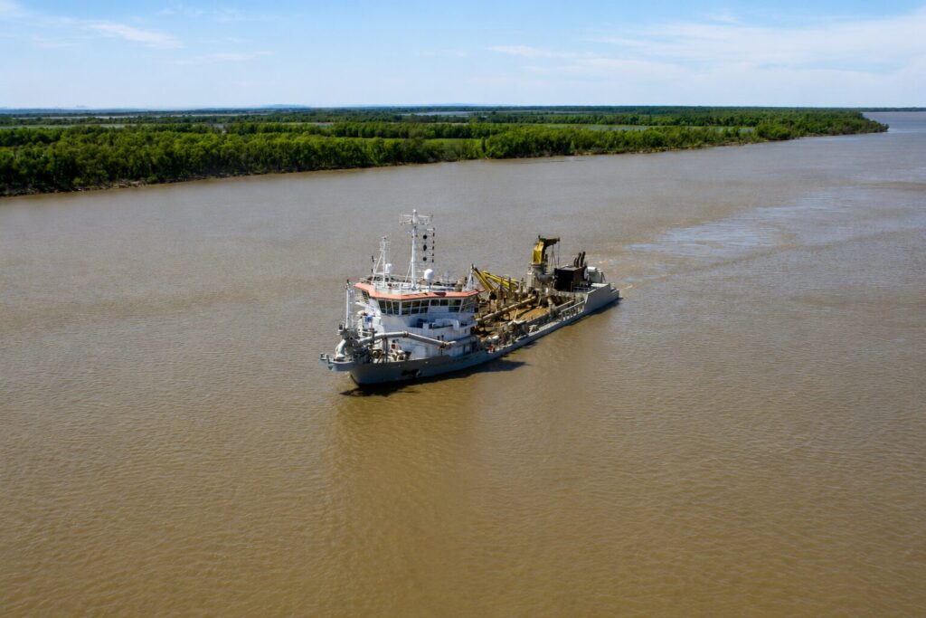 Jan De Nul has been responsible for the maintenance of the Paraná since 1995. The picture shows one of the company’s floating dredgers at work on the river (© Jan De Nul)