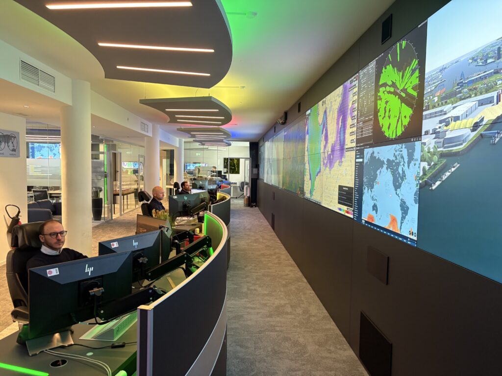 The "Fleet Operations Center" (FOC) at Carnival in Hamburg's Hafencity: the cruise ships receive nautical support from here (© Wygand)