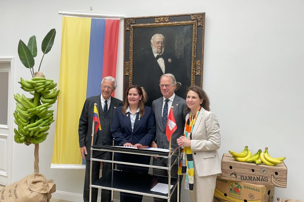 Appointment as Honorary Consul (from left): Nikolaus W. Schües, Yadir Salazar Mejía, Nikolaus H. Schües and Liv Assmann