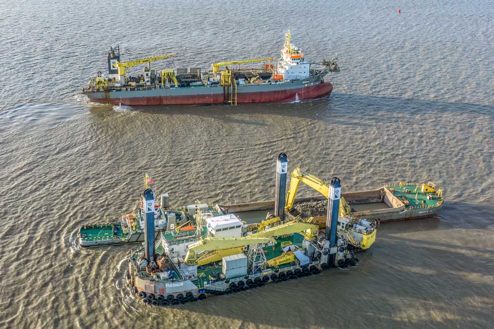 The dredgers ‘Magnor’ (front) and ‘Gateway’