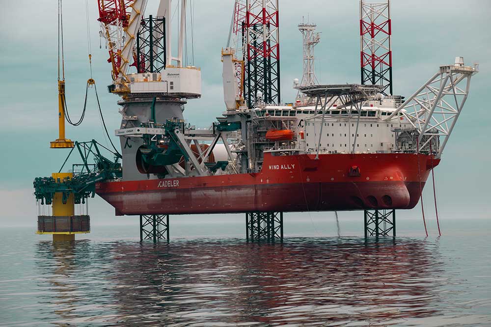 The Cadeler vessel "Wind Ally" fitted out by Menck (© Cadeler)