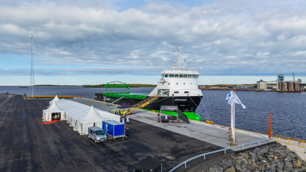 The "Astramar" in the harbour of Raahe (© ESL Shipping)