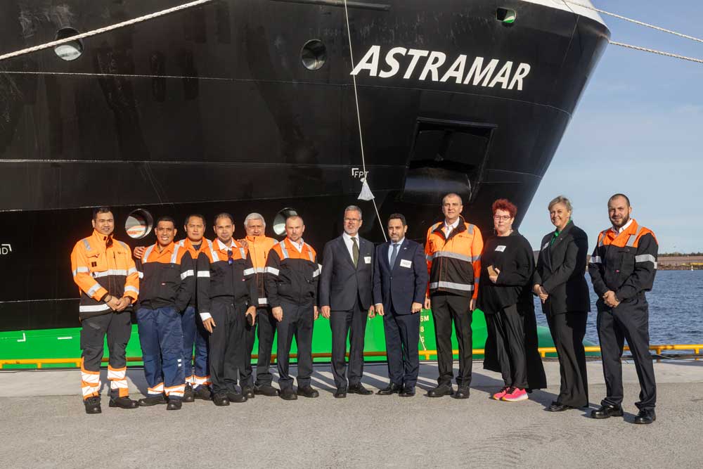 ESL christens new hybrid ship 1 Taufgesellschaft der "Astramar" (© ESL Shipping)