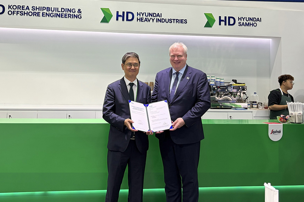 Hong Ryeul Ryu, Senior Executive Vice President & CTO of HD HHI, and Vidar Dolonen, Regional Manager for Korea & Japan at DNV, at the AiP presentation.