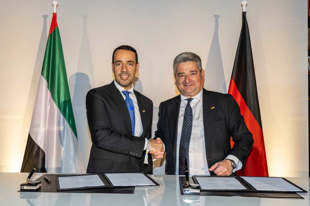 Omar Al Zaabi (left), President – Commercial at EDGE, and Miguel Ángel López Borrego, Deputy Chairman of the Supervisory Board of TKMS, signed the MoU (© TKMS)