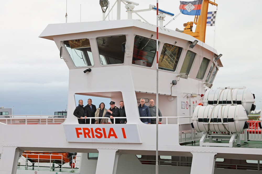 Representatives from the Norden-Frisia shipping company and Meyer RE on board the island ferry ‘Frisia I’, which is due to be converted to a hybrid propulsion system from September 2027 (© Meyer RE)