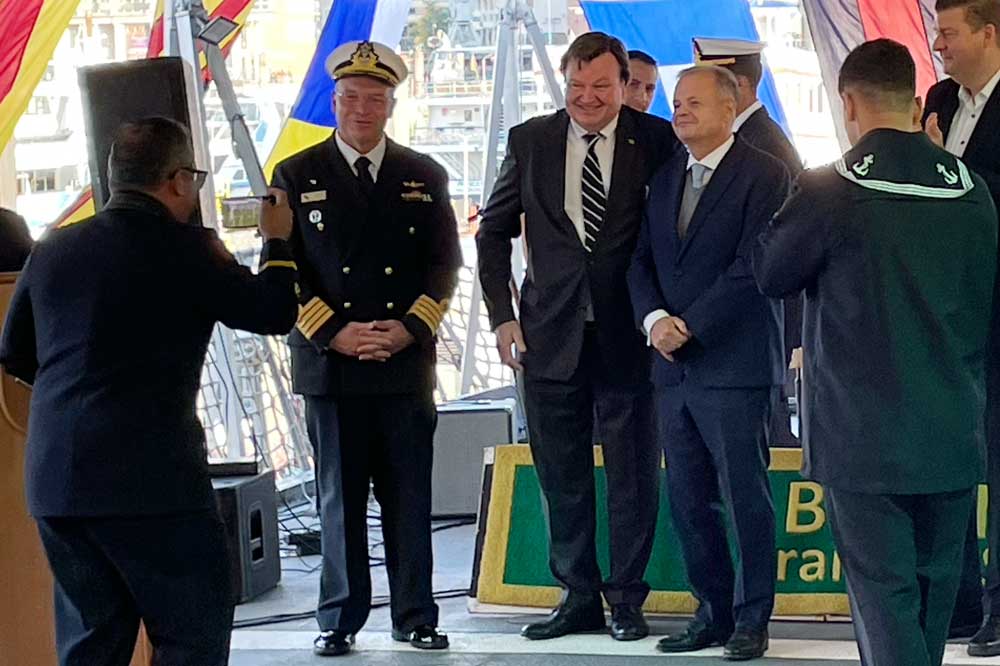 "Brazil in my heart" 1 An Bord der „Navio Escola Brasil“ wurde Peter Tamm (Bildmitte) offiziell als neuer Honorarkonsul von Brasilien vorgestellt (© Wroblewski)