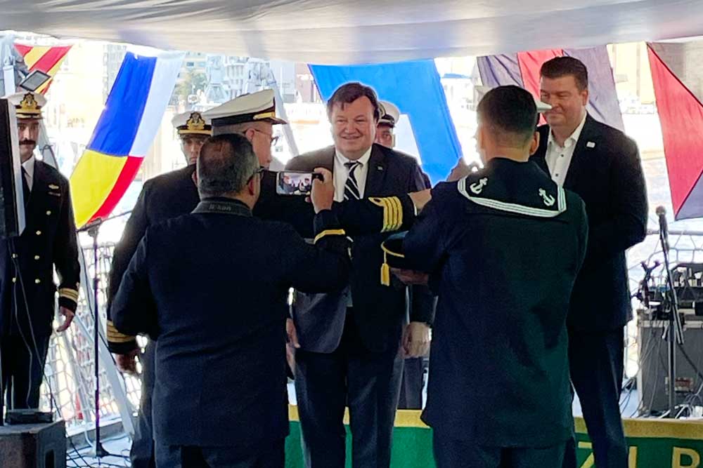 On board the ‘Navio Escola Brasil’, Peter Tamm (centre) was officially introduced as Brazil’s new Honorary Consul (© Wroblewski)