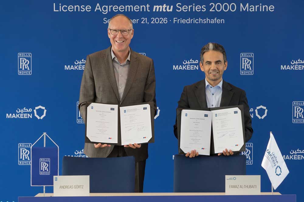 Signing of the licence agreement: Andreas Görtz (left), President of the Mobile & Sustainable Business Unit at Rolls-Royce Power Systems, and Fawaz Al-Thubaiti, CEO of MAKEEN, (© Rolls-Royce)